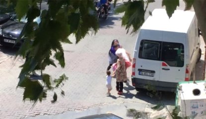 Küçük Çocuğun Gözü Önünde Annesine Bıçak Çekti