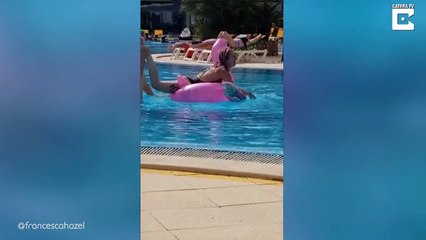 Défi : elle n'arrive pas à rester sur la bouée dans la piscine !