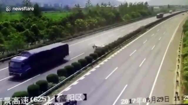 Une petite fille éjectée d'une voiture sur l'autoroute s'en sort indemne