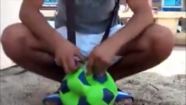 La bonne blague : il remplit le ballon de sable et piège les passants