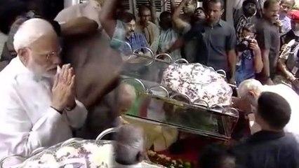 ಕರುಣಾನಿಧಿಗೆ ಅಂತಿಮ ನಮನ ಸಲ್ಲಿಸಿದ ಪ್ರಧಾನಿ ನರೇಂದ್ರ ಮೋದಿ | Oneindia Kannada