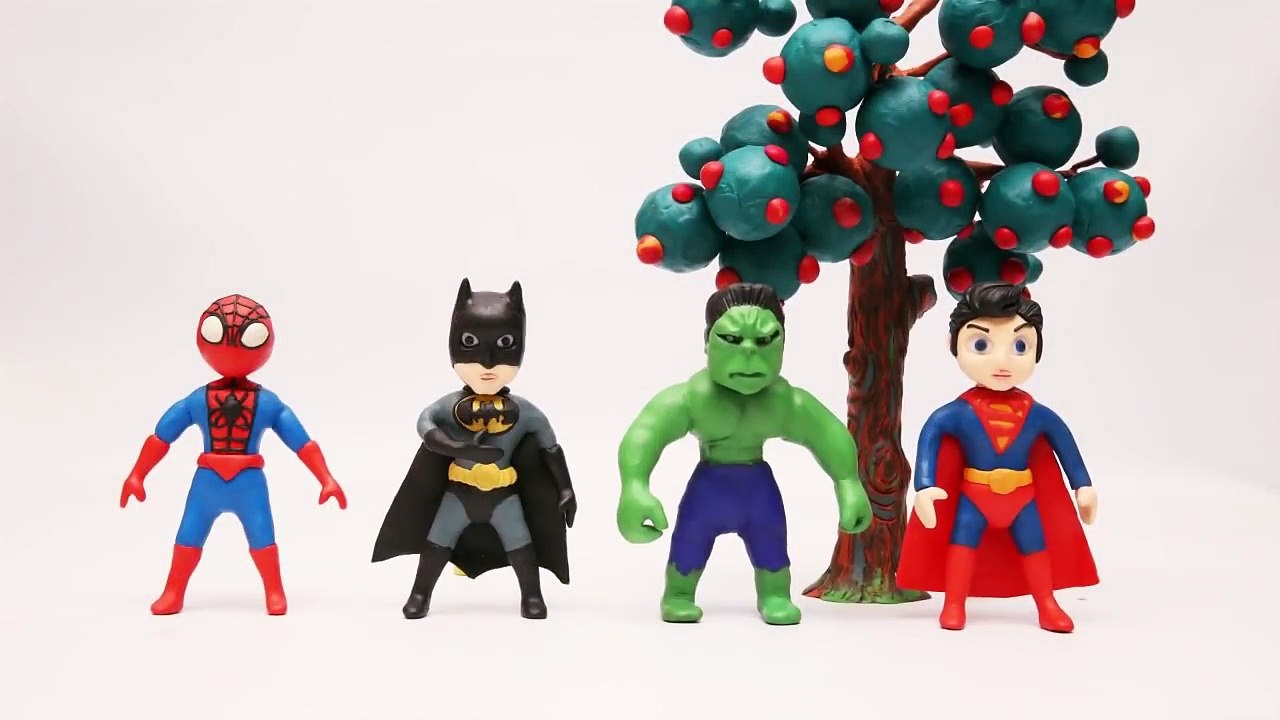 Spiderman, Batman, Superman y Hulk juegan a esconderse y bailar! | Play Doh Stop Motion pa