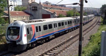 Otomobil Sürücüsü Fren Yerine Gaza Basınca Trenle Çarpıştı: 1'i Ağır, 2 Yaralı