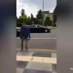 طفلة صرخت "جدو اردوغان" عند مرور موكبه فأمر مباشرة بايقاف الموكب للقائها !!هكذا يتعاملون مع شعوبهم تخيلوا يا عراقيين لو في العراق طفل بالشارع يصيح جدو حيدر