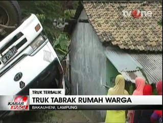Mesin Mati, Truk Semen Terbalik dan Menimpa Rumah
