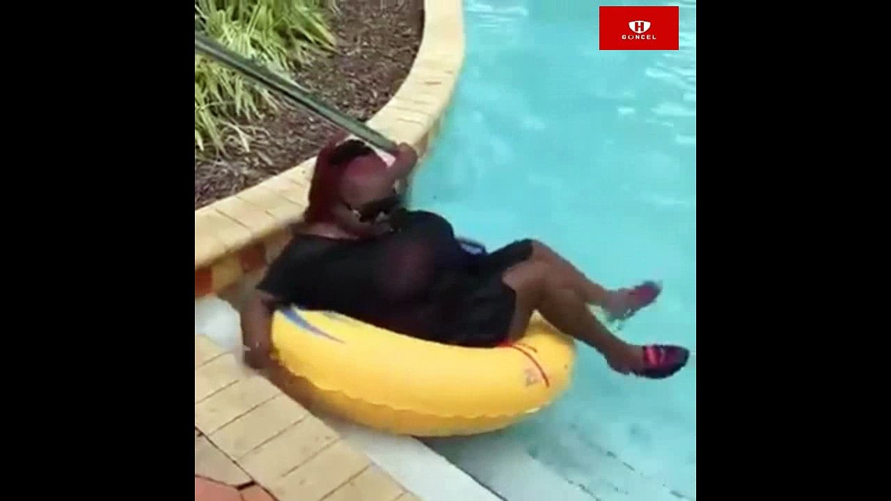 Deniz simidinden düşen Kadın