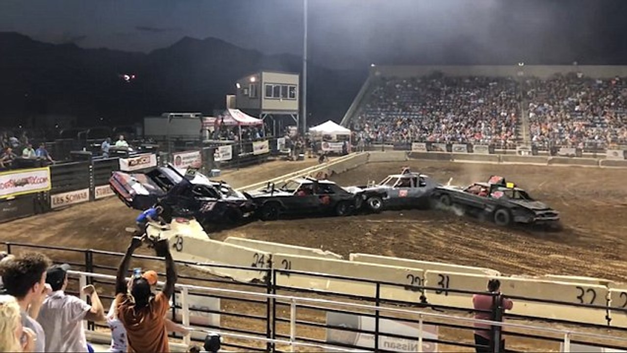 Un homme coincé sous un bloc lors d’un Show de demolition derby