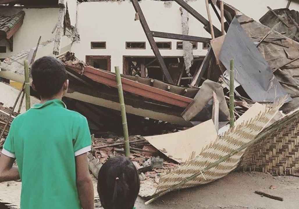 Children Wail After Deadly Earthquake Destroys Homes in Lombok, Indonesia