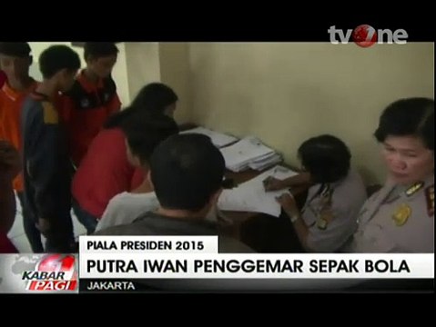 Berbuat Onar di GBK, Bapak Ini Menangis Jemput Anaknya di Kantor Polisi