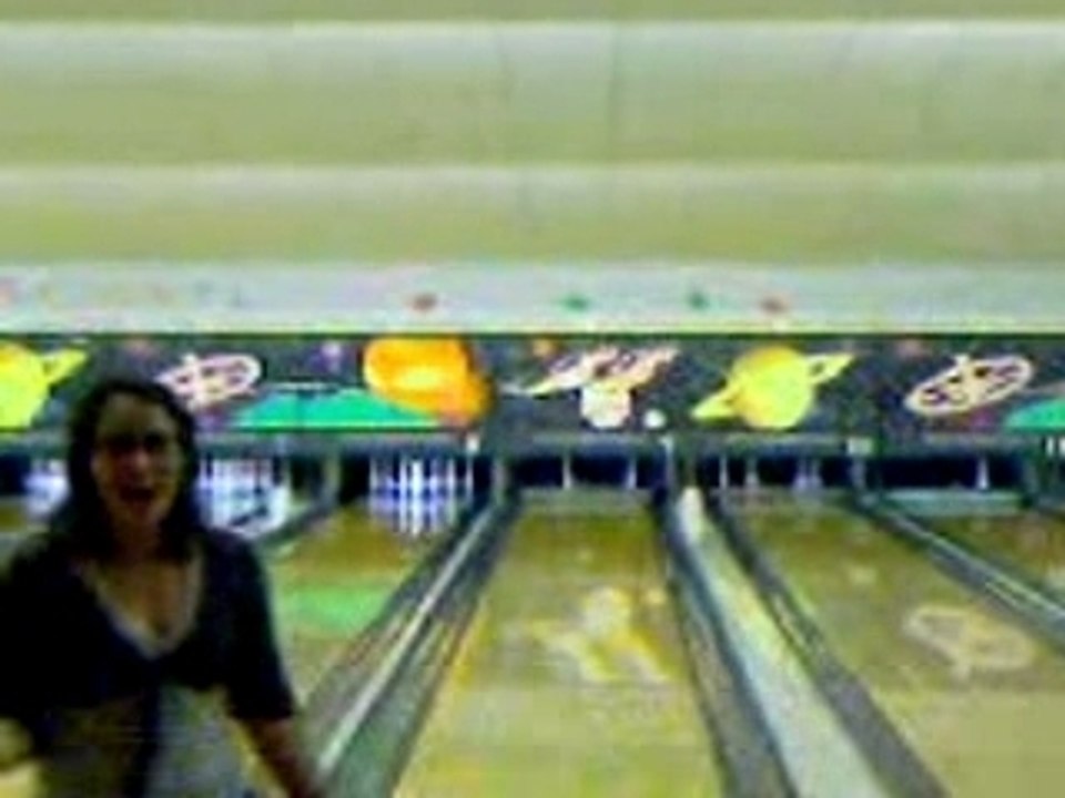 Virginie au bowling (1er lancer)