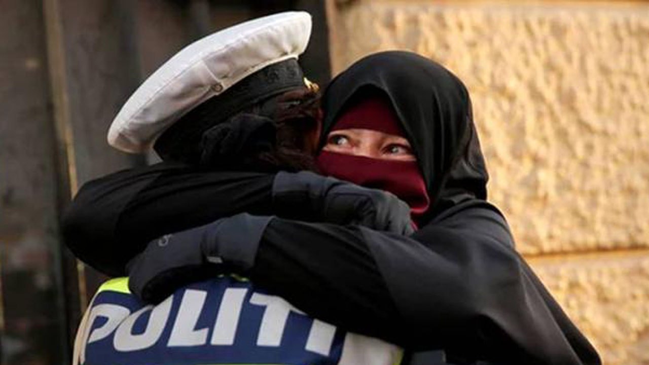 Muslim Woman ने Burqa पहने Policeman को लगाया गले, Photo हुई Viral । वनइंडिया हिंदी