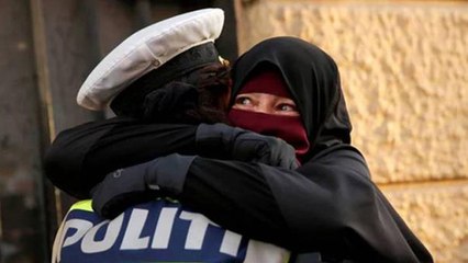 Muslim Woman ने Burqa पहने Policeman को लगाया गले, Photo हुई Viral । वनइंडिया हिंदी