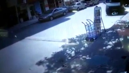 İstanbul'da Feci Kaza Kamerada... Kontrolden Çıkan Minibüs Yolda Yürüyen Yaşlı Adamı Ezdi