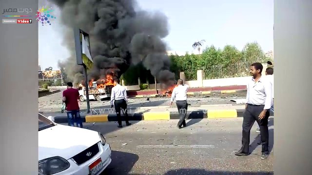 اللقطات الأولى من موقع تفحم سيارتين بمطلع كوبرى أكتوبر
