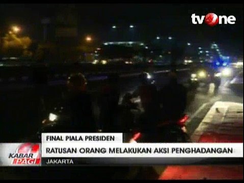 Bus dan Mobil Berpelat D Dirusak Sejumlah Orang di Jakarta