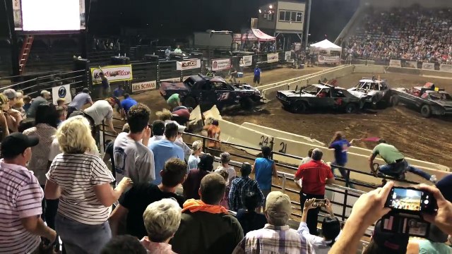 Un homme coincé sous un bloc de béton pendant un demolition derby