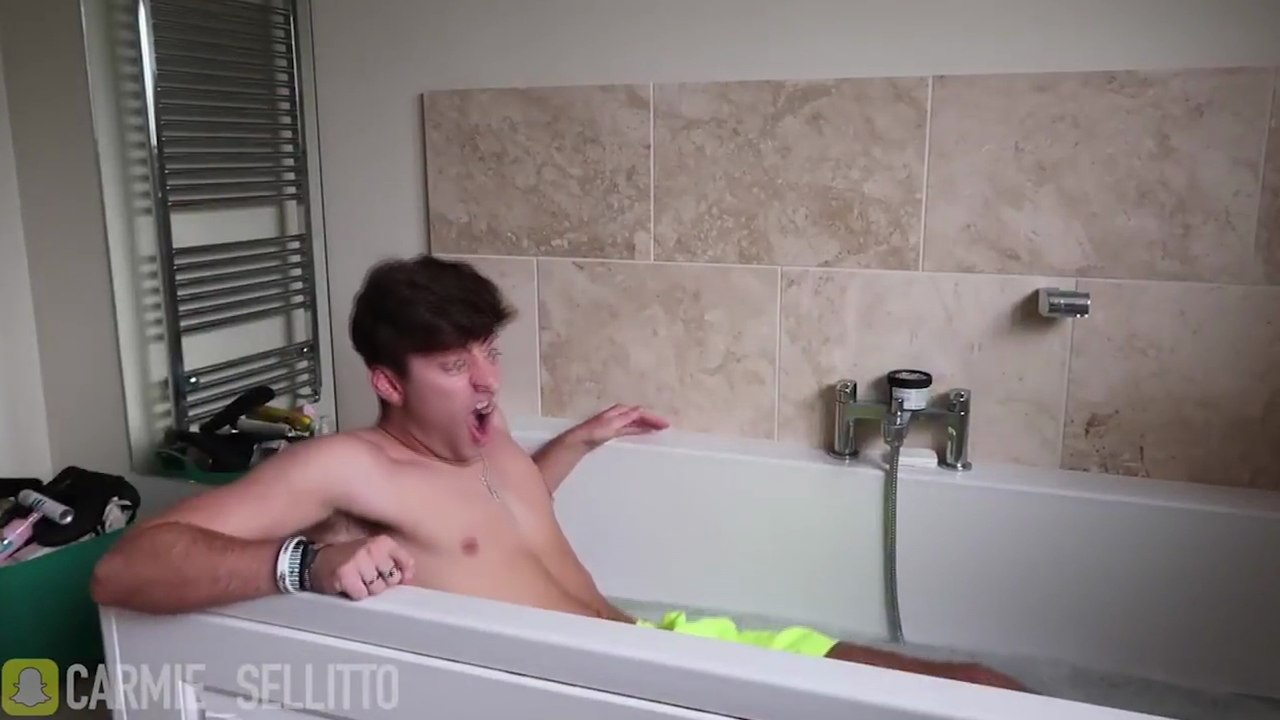 Un YouTubeur prend un bain d'eau de Javel et se brûle le corps
