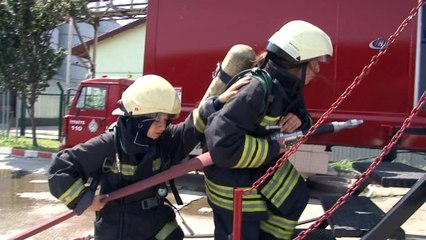 Kadın itfaiyecilerden aksiyon filmlerini aratmayan tatbikat