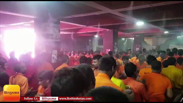 देवघर में जलार्पण करने को लेकर लगी15 किलोमीटर लम्बी लगी कतार