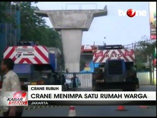 Crane Roboh Timpa Rumah Mewah di Kebayoran Baru