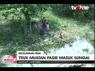 Tak Kuat Menanjak, Truk Pasir Terjun ke Dalam Sungai