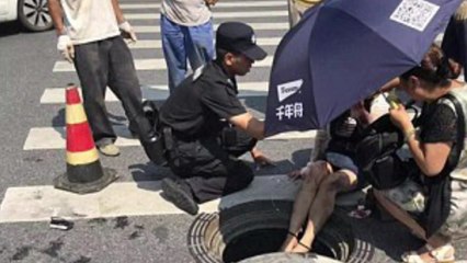 [영상] 차에 부딪힌 여성, 맨홀 빠져...'엎친 데 덮쳐' / YTN