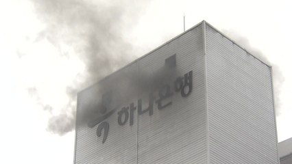 강릉 주차타워 화재...차량 2대 불타 / YTN