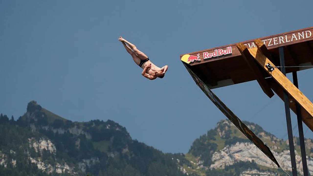 27 Meter freier Fall: Ab in den Vierwaldstättersee