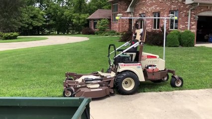 Cette tondeuse est pilotée par un robot !