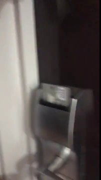 Il essaye d'ouvrir sa chambre d'hotel avec sa CB ! Carte bleue contre porte..