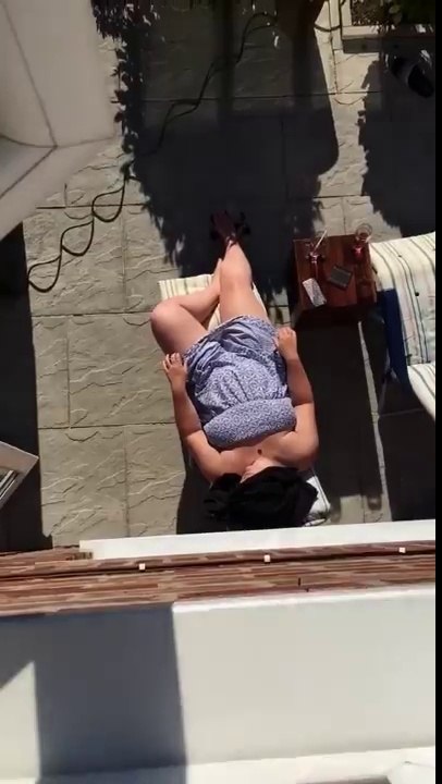 Bronzage en plein soleil ? Pluie surprise du 1er étage !