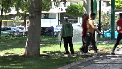 Video herunterladen: Sıcaklardan bunalan vatandaşlar ağaç gölgesinde serinliyor