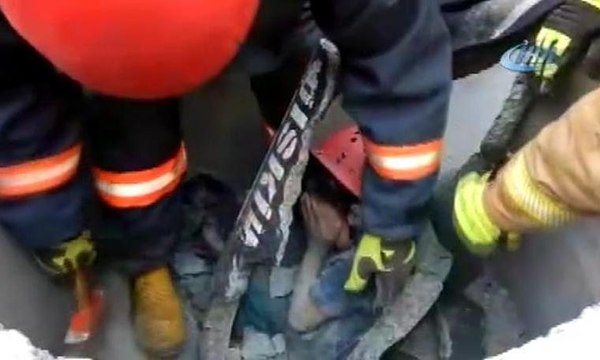 Künkün içine sıkışan minik çocuk böyle kurtarıldı