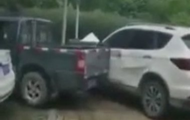 Un automobiliste coince un pick-up sur un parking mais va le regretter !