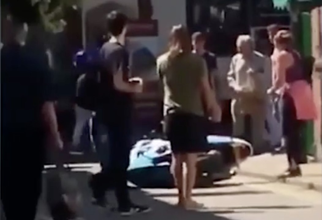 Un passant pousse au sol la moto des braqueurs d’une bijouterie pour les empêcher de s’enfuir