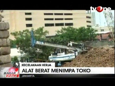 Alat Berat Jatuh Menimpa Toko di Ulujami