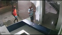 Grupo quebra vidraça de loja e invade local durante a madrugada