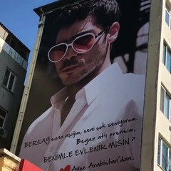 فيديو معجبة سعودية تعرض الزواج على نجم تركي شهير بطريقة جريئة