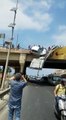 فيديو سيارة تعلق على جسر بعد حادث مروع وهذا مصير ركابها