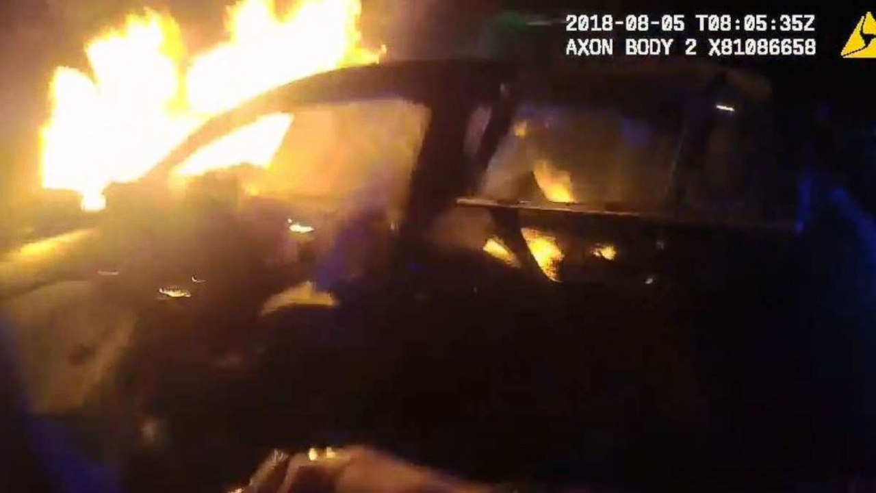 Tel un héros d'Hollywood, un policier sauve un homme inconscient d'une voiture en feu