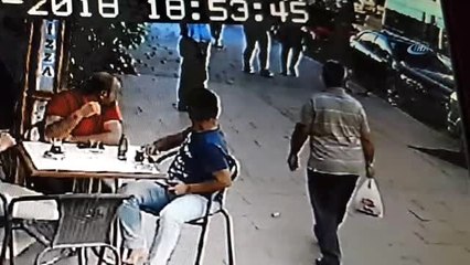 Tuttuğu Direğin Altında Kalıyordu... O Anlar Kamerada