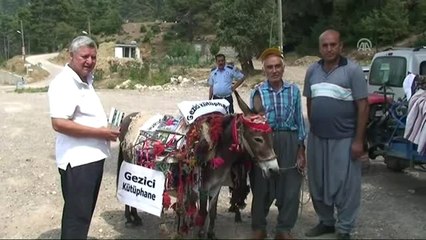 Araçları Durdurup Kitap Dağıttılar