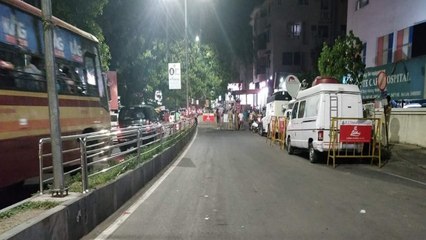 காவேரி மருத்துவமனைக்கு செல்லும் ஒரு பக்க சாலையை மூடியது போலீஸ்