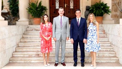 Los Reyes almuerzan con Sánchez y su esposa en Marivent tras el despacho
