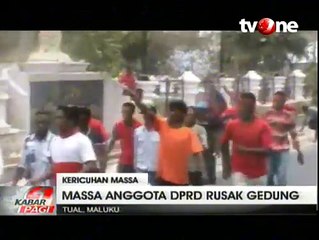 Massa Pendukung Anggota DPRD Serang Kantor Wali Kota