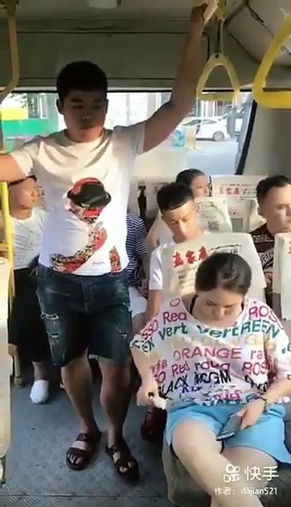 Il donne une leçon à une femme qui jette un papier par terre dans le bus