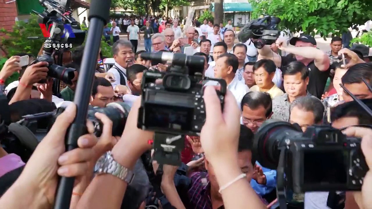 គណបក្ស​កាន់​អំណាច​របស់​លោក ហ៊ុន សែន ឈ្នះ​ភ្លូក​ទឹក​ភ្លូក​ដី​នៅ​ក្នុង​ការ​បោះឆ្នោត​ដែល​មិន​មាន​បក្ស​ប្រឆាំងពលរដ្ឋ​ខ្មែរ​ បាន​ចេញ​ទៅ​បោះឆ្នោត​នៅ​ថ្ងៃ​អាទិត្យ សម