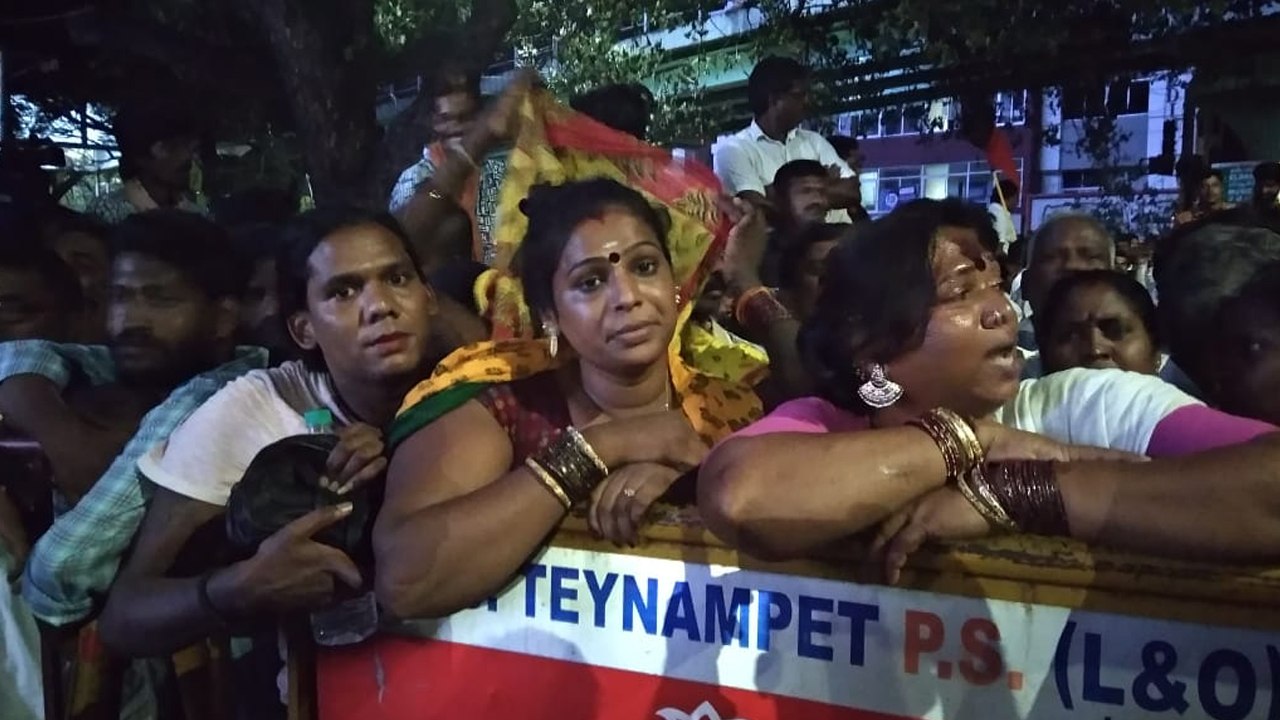 தங்கள் தலைவர்களுக்காக மருத்துவமனை வாசலில் காத்திருக்கும் தொண்டர்கள்