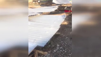 Kars'ın Akyaka İlçesinde Fırtına Çatıları Uçurdu