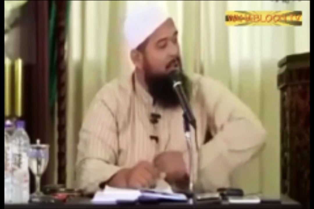 Balada Salafi Wahabi - Yazid Jawas : Mencium Mushaf Al Quran Buat Apa? Bid'ah!
